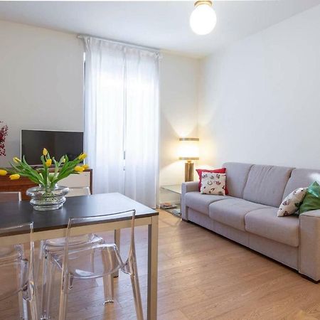Joivy 1Br Apt In Isola With Stunning View To Bosco Verticale Milan Bagian luar foto
