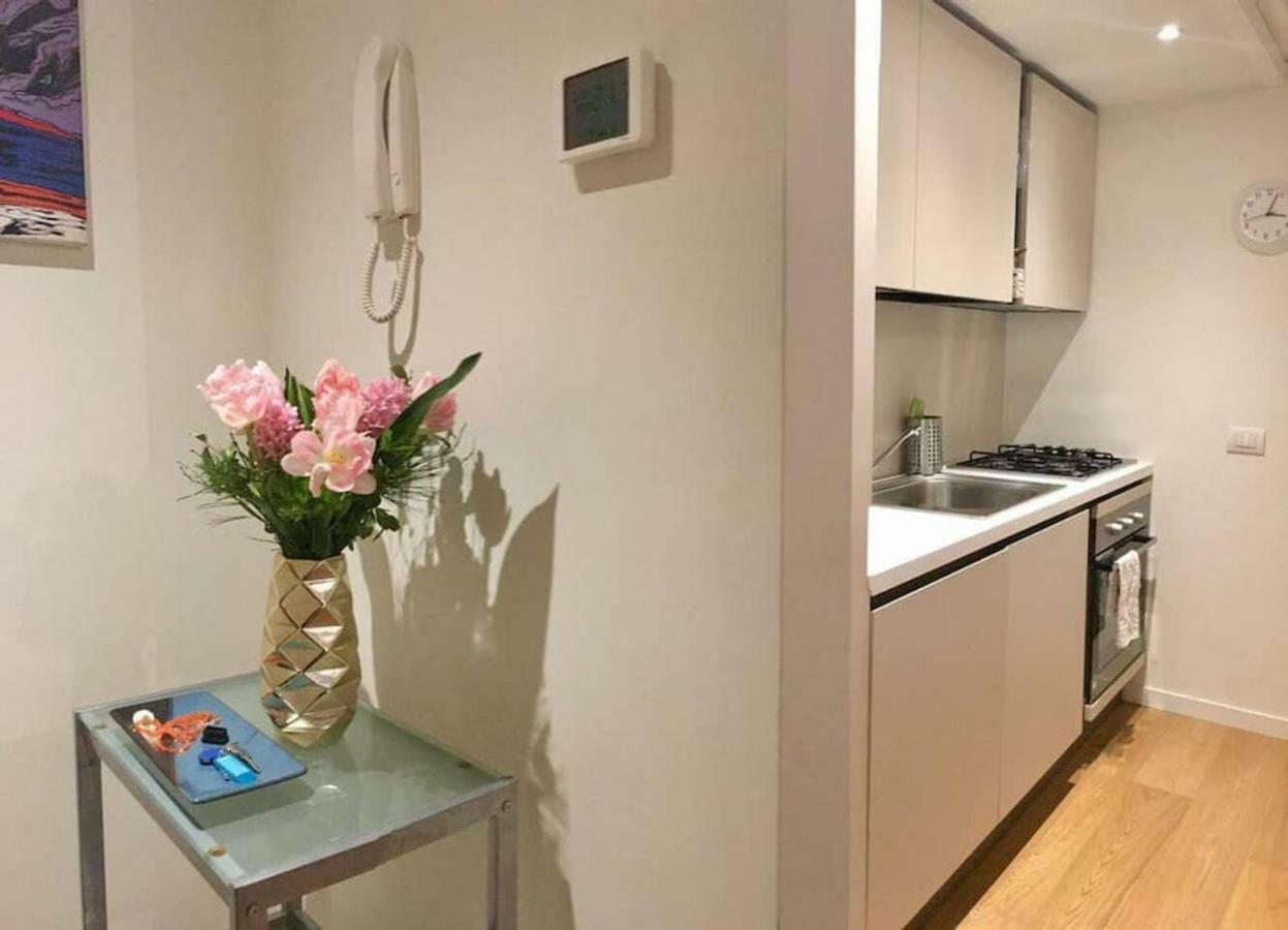 Joivy 1Br Apt In Isola With Stunning View To Bosco Verticale Milan Bagian luar foto