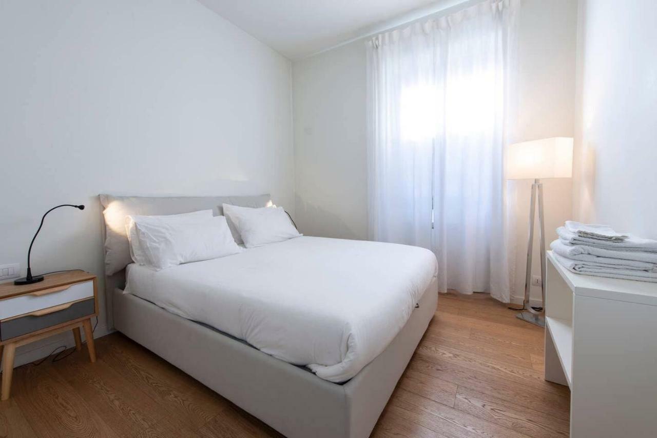 Joivy 1Br Apt In Isola With Stunning View To Bosco Verticale Milan Bagian luar foto